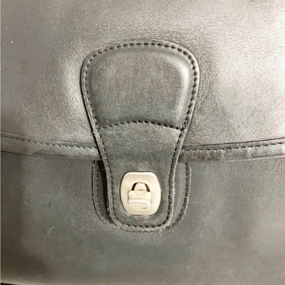 Vintage Coach Beekman Leather Messenger
F13-5266 - Picture 3 of 13